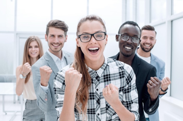 Portrait de jeunes hommes d'affaires debout dans un immeuble de bureaux Concept d'entreprise réussi