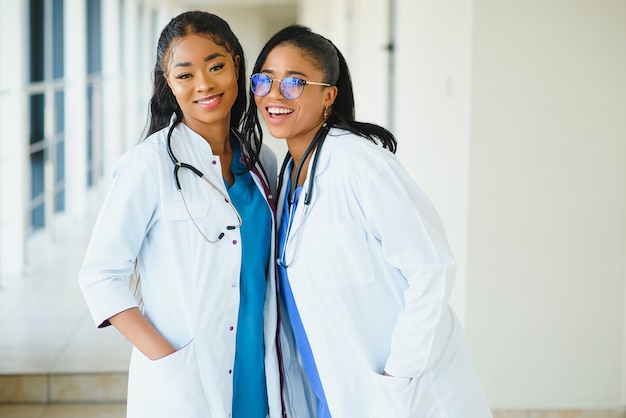 Portrait de jeunes infirmières afro-américaines heureuses