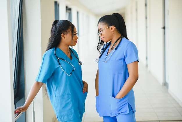 Portrait de jeunes infirmières afro-américaines heureuses