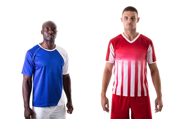 Photo portrait de jeunes joueurs de football multiraciaux confiants portant un uniforme sur un fond blanc