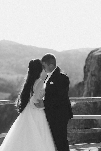 Portrait de jeunes mariés heureux s'embrassant, souriant et se regardant. Concept de couple de mariage