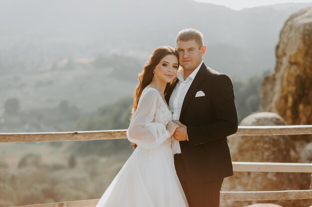 Portrait de jeunes mariés heureux s'embrassant, souriant et se regardant. Concept de couple de mariage