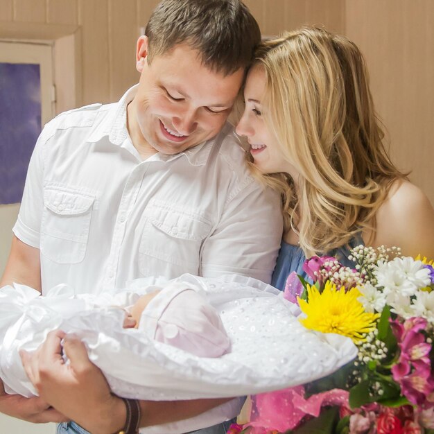 Portrait de jeunes parents avec leur premier-né nouveau-né. la notion de parentalité