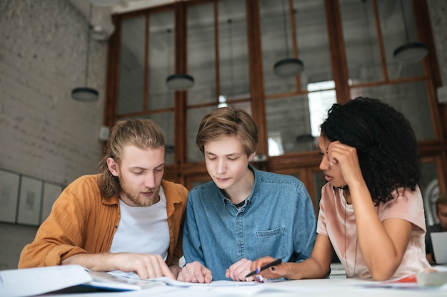 Portrait de jeunes travaillant au bureau