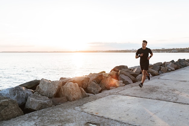 Portrait d'un jogging sportif concentré