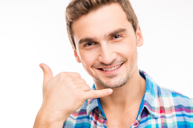 Portrait d'un joli beau jeune homme demandant de l'appeler