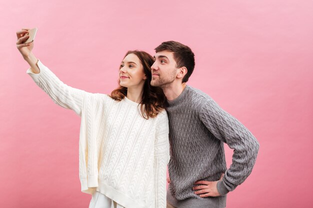 Portrait de joli couple d'amoureux vêtu de chandails