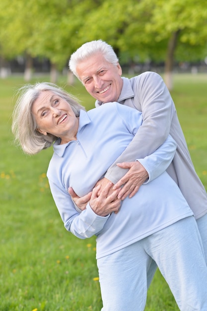 Portrait d'un joli couple mature dans le parc du printemps