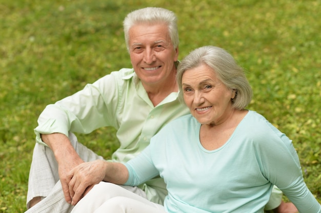 Portrait d'un joli couple mature dans le parc du printemps