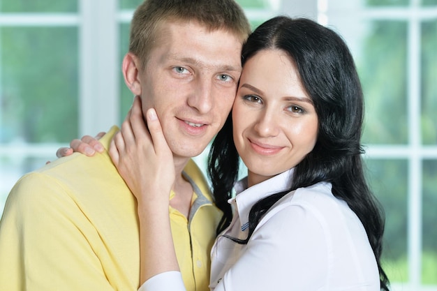 Portrait d'un joli couple posant à la maison