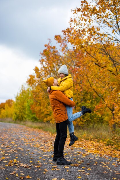 portrait d'un joli couple s'amusant dans la forêt ou le parc d'automne