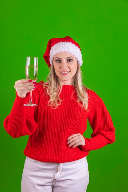 Portrait d'une jolie belle femme au chapeau de noël tenant un verre de champagne