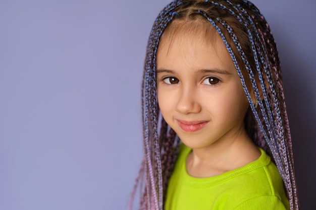 Portrait d'une jolie belle fille avec des nattes afro tressées violet bleu