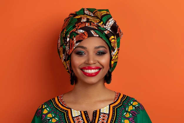 Portrait d'une jolie dame africaine dans des vêtements traditionnels