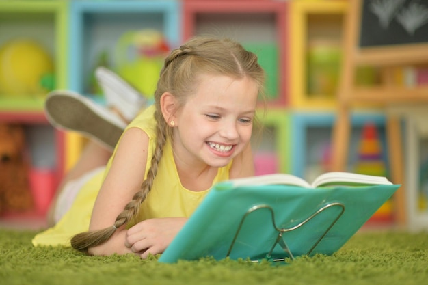 Portrait d'une jolie écolière heureuse faisant ses devoirs