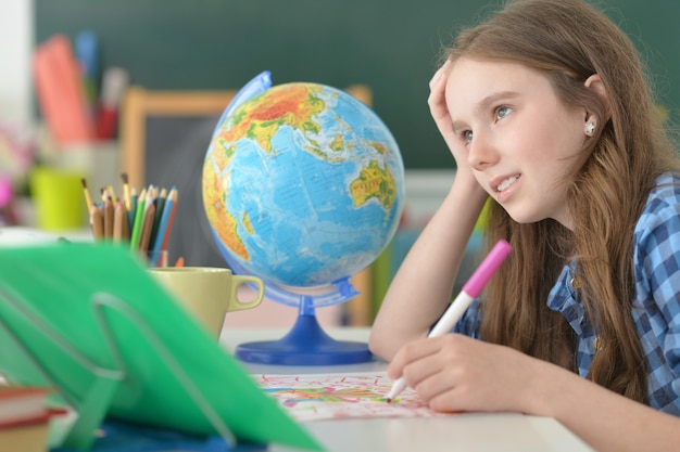 Portrait d'une jolie étudiante en classe