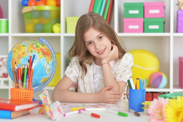 Portrait d'une jolie étudiante en classe