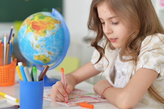 Portrait d'une jolie étudiante en classe