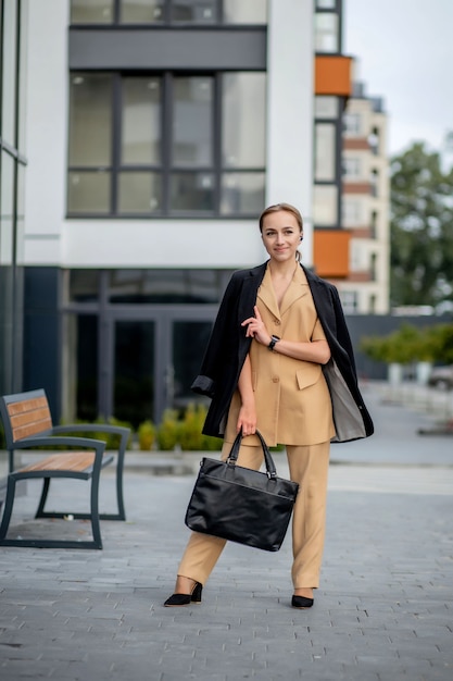 Portrait de jolie femme d'affaires professionnelle éventuellement comptable architecte femme d'affaires avocat avocat.