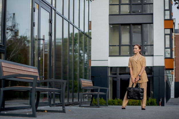 Portrait d'une jolie femme d'affaires professionnelle peut-être comptable architecte femme d'affaire avocat avocat