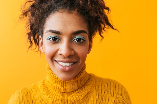 Portrait de jolie femme afro-américaine avec une coiffure afro souriant