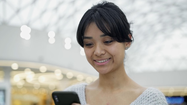 Portrait de jolie femme asiatique avec un beau sourire