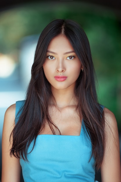 Portrait de jolie femme asiatique à l'extérieur de la ville