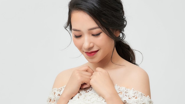 Portrait De Jolie Femme Asiatique Avec Maquillage Et Coiffure De Mariage