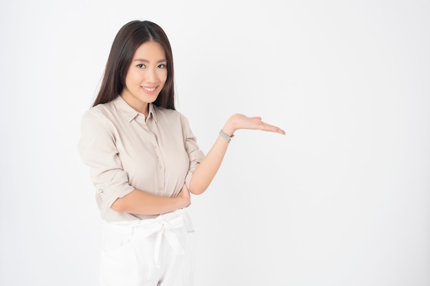 Portrait de jolie femme asiatique sur mur blanc