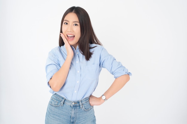 Portrait de jolie femme asiatique sur mur blanc