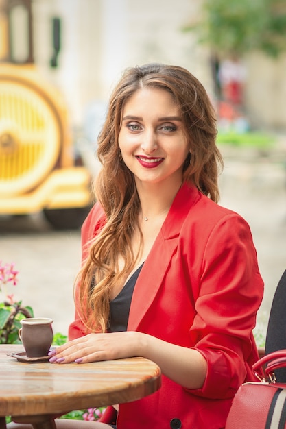 Portrait de jolie femme au café en plein air