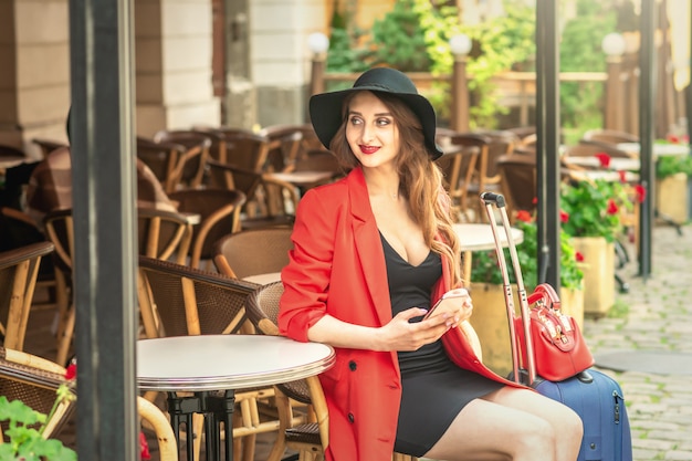 Portrait de jolie femme au café en plein air