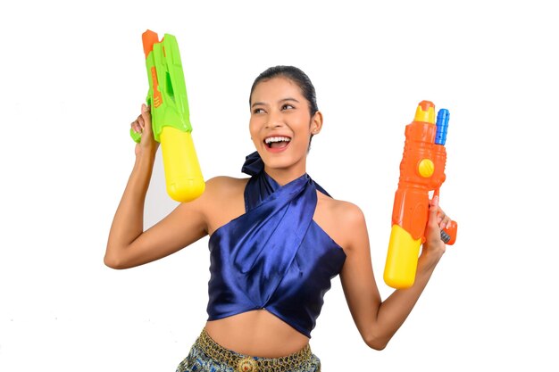 Portrait d'une jolie femme au festival de Songkran avec un pistolet à eau