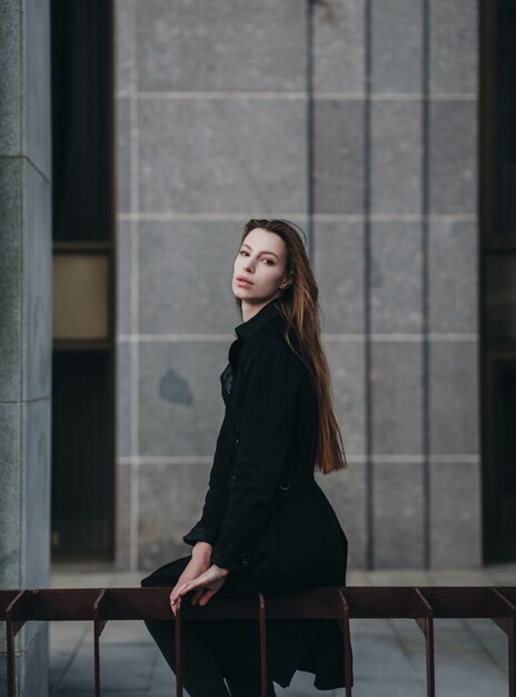 Portrait de jolie femme aux cheveux longs