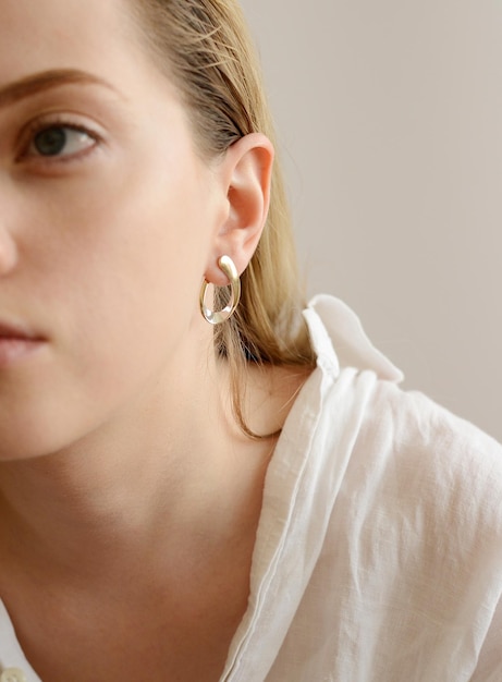 portrait d'une jolie femme avec des bijoux en or