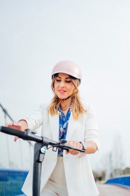 portrait de jolie femme blonde avec casque