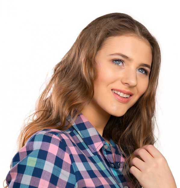 Portrait d'une jolie femme brune jeune à la mode.