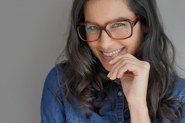 Portrait de jolie femme brune avec des lunettes