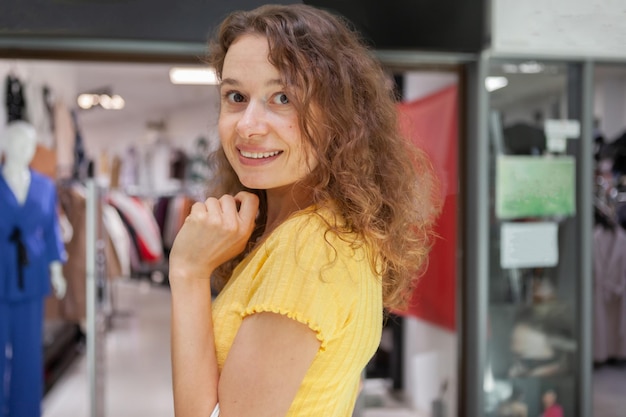 Portrait d'une jolie femme caucasienne aux cheveux bouclés dans un centre commercial