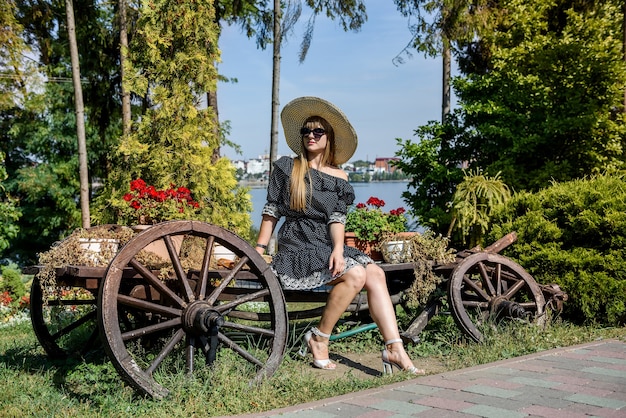 Portrait de jolie femme dans le jardin d'été, mode de vie