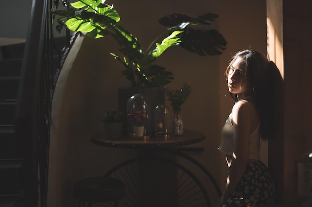 PORTRAIT Jolie femme dans un restaurant café avec sentiment heureux