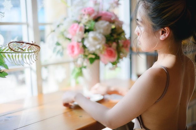 PORTRAIT Jolie femme dans un restaurant café avec sentiment heureux