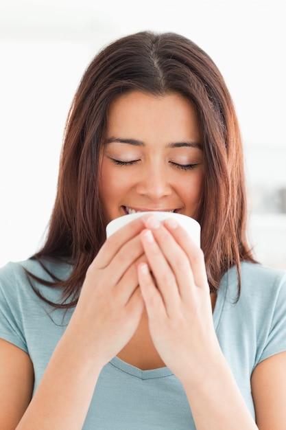 Portrait d&#39;une jolie femme en dégustant une tasse de café