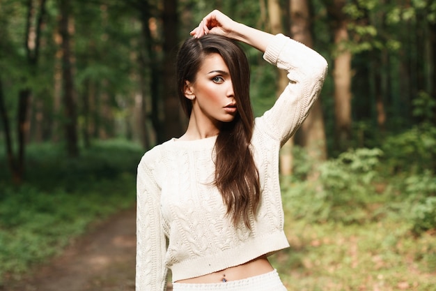 portrait de jolie femme en forêt