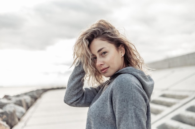 Portrait d'une jolie femme en forme bouclée à l'extérieur