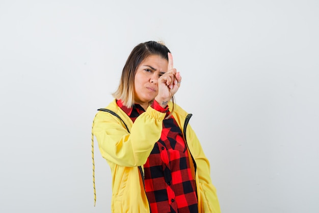 Portrait De Jolie Femme Montrant Tenir Un Geste Minute En Chemise, Veste Et à La Vue De Face Sérieuse