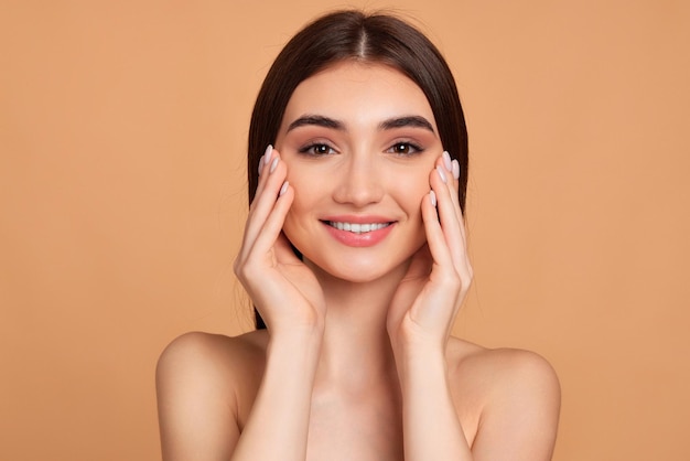 Portrait de jolie femme avec une peau propre et saine parfaite