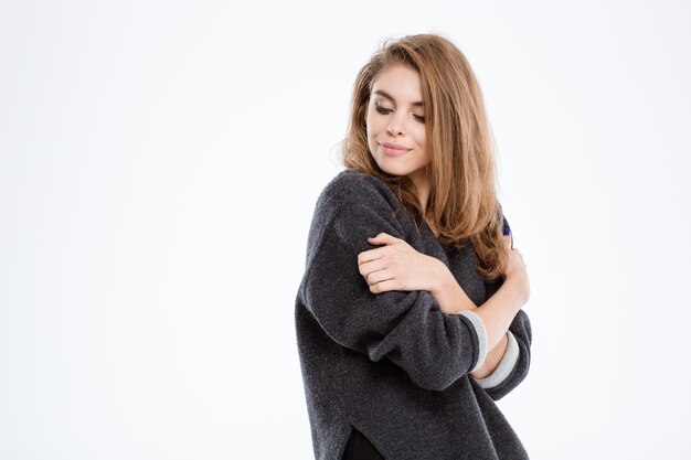 Portrait d'une jolie femme posant isolé sur fond blanc