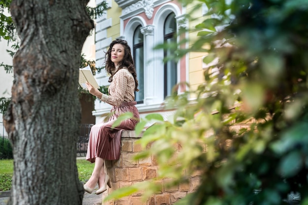 Portrait de jolie femme pose près du bâtiment de la ville