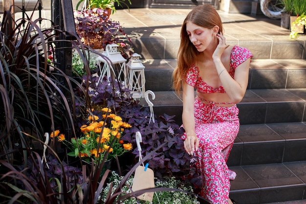 Portrait de jolie femme près de fleurs